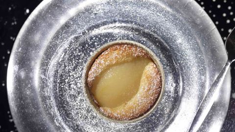 Le gâteau amandine-poires, équilibré et désucré, a été dressé dans un contenant thermoformé, gage d’étanchéité absolue, par l’entreprise Hénaff. ©M.DE L'ECOTAIS